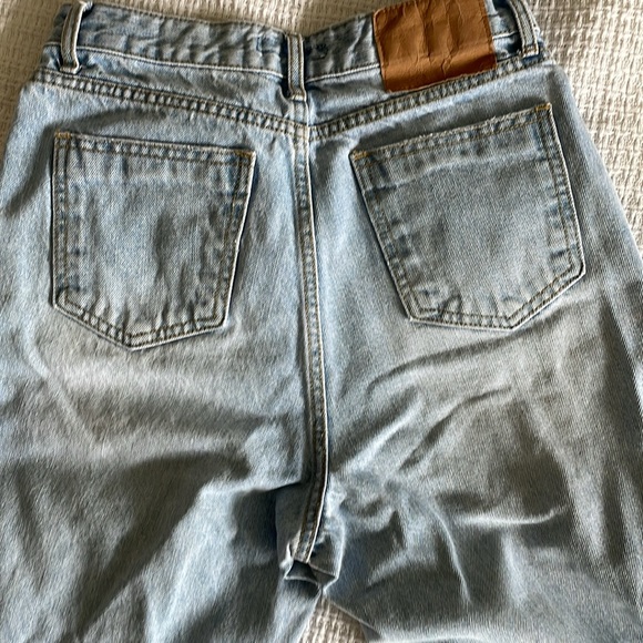 LIGHT WASH OAK + FORT MOM JEANS SIZE SMALL - Picture 4 of 5